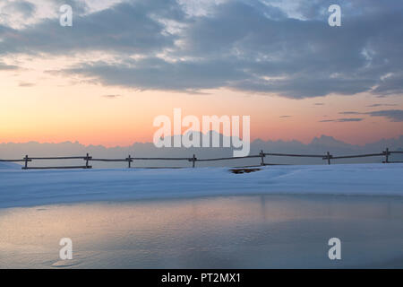 Pale di San Martino, Schiara et Pelmo groupes à partir du lac artificiel peu congelé à Mezzomiglio Alm, Préalpes de Belluno, San Lorenzo del Vallo, province de Belluno, Veneto, Italie Banque D'Images