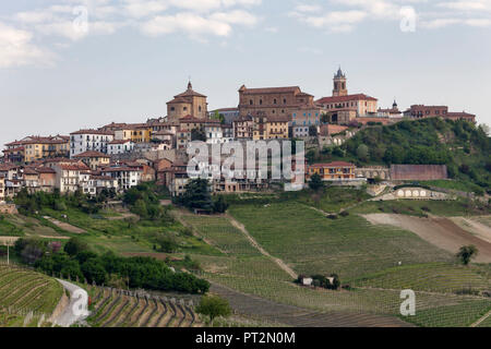 Langhe, Cuneo, Piémont, Italie, région du vin Langhe printemps, la Morra village Banque D'Images