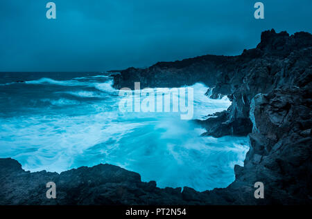 Falaises de Los Hervideros, le Parc National de Timanfaya, Lanzarote, Iles Canaries, Espagne, Europe Banque D'Images