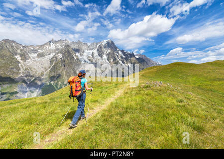 Trekker est une marche sur le Mont de la Saxe en face de Grandes Jorasses pendant pendant le Mont Blanc randonnées guidées (Val Ferret, Courmayeur, province d'Aoste, vallée d'aoste, Italie, Europe) Banque D'Images