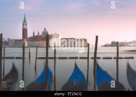 Gondoles attaché jusqu'à poteaux de bois sur le Canal Grande, dans l'arrière-plan le monastère de San Giorgio Maggiore, à Venise, Vénétie, Italie Banque D'Images