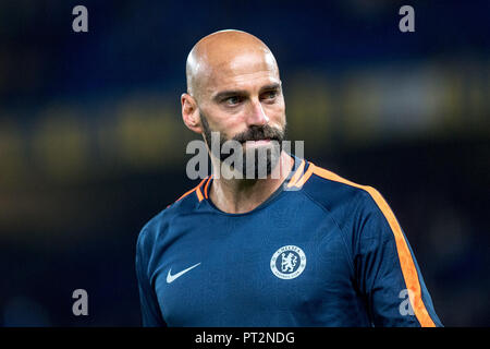 Londres, ANGLETERRE - 04 OCTOBRE : Willy Caballero de Chelsea cherche sur au cours de l'UEFA Europa League Group l adéquation entre Chelsea et Vidi FC à Stamford Banque D'Images