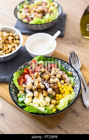 Bol de salade césar avec la viande, le maïs et les tomates Banque D'Images