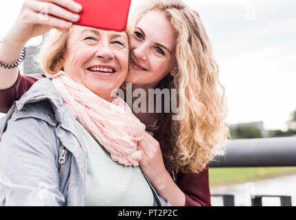 Grand-mère et petite-fille de prendre avec le smartphone selfies Banque D'Images