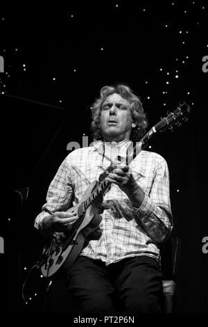 John Etheridge joue de la guitare avec Vimala Rowe et Andy Cleyndert pour la Billie Holiday songbook, Scarborough Jazz Festival 2018 Banque D'Images