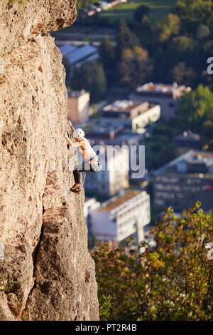 L'Autriche, Innsbruck, Hoettingen femme de carrière, dans l'escalade de rochers Banque D'Images