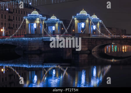 Vue de nuit sur la Rivière Fontanka et pont Lomonosov à Saint-Pétersbourg Banque D'Images