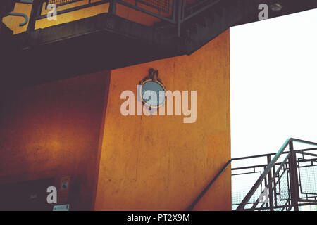 Un ovale street sign sur le pilier d'un pont en béton, à Bilbao, Pays Basque, Espagne, Europe, Banque D'Images