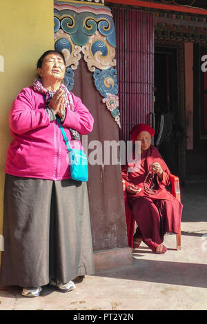 Le Népal, l'Himalaya, Katmandou, capitale, Bodnath, les femmes, la prière, Banque D'Images