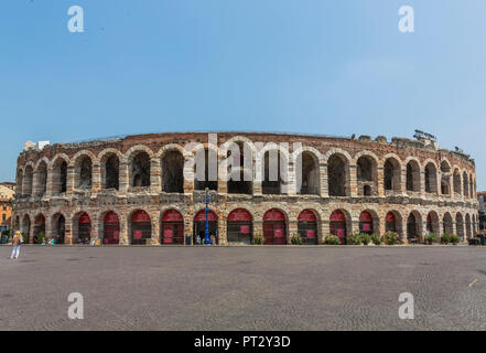 Arena di Verona, l'Amphithéâtre Romain, la Piazza Bra, Vérone, Vénétie, Italie, Europe Banque D'Images