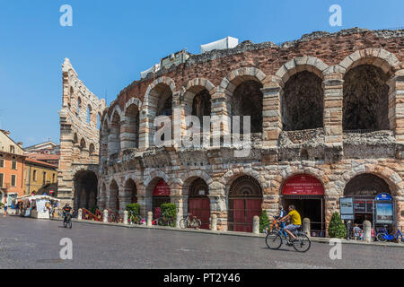 Arena di Verona, l'Amphithéâtre Romain, la Piazza Bra, Vérone, Vénétie, Italie, Europe Banque D'Images