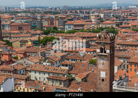 Vue depuis la Torre dei Lamberti, tour d'observation historique, de la vieille ville, Vérone, Vénétie, Italie, Europe Banque D'Images