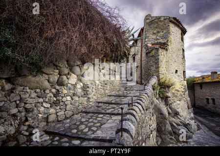 Maisons en pierre et des escaliers dans l'ancien centre du village, Banque D'Images