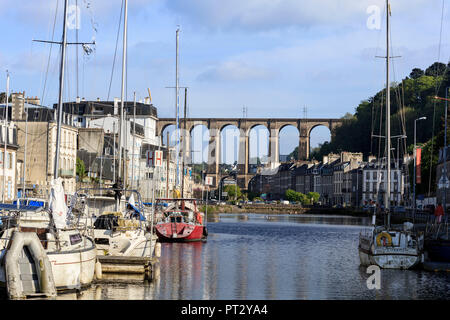 Europe, France, Bretagne, Morlaix, vue sur le viaduc ferroviaire du port Banque D'Images