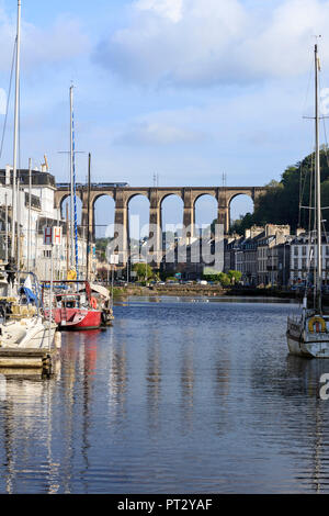 Europe, France, Bretagne, Morlaix, vue sur le viaduc ferroviaire du port Banque D'Images