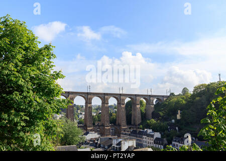 Europe, France, Bretagne, Morlaix, vue sur le viaduc de chemin de fer Banque D'Images