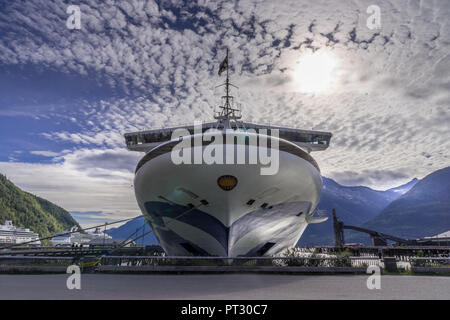 Bateau de croisière amarré dans le port de Skagway en Alasak Banque D'Images