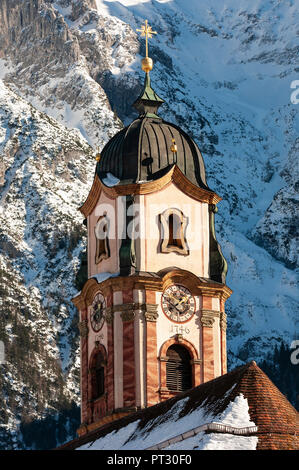 L'église paroissiale Saint Pierre et Paul, l'hiver, Mittenwald, Werdenfelser Land, Upper Bavaria, Bavaria, Germany Banque D'Images