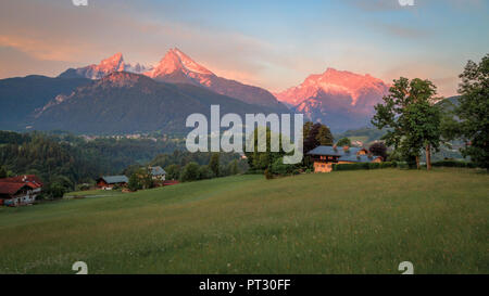 Massif du Mont Watzmann Hochkalter avec et à l'aube, en face d'alpages et de forêts, le parc national de Berchtesgaden, en Bavière Banque D'Images