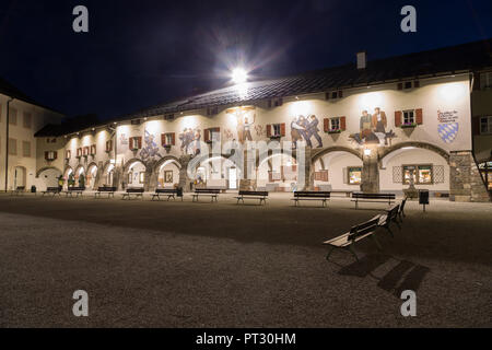 Arcades sur la place du château la nuit, Château de Berchtesgaden, Berchtesgaden, Berchtesgadener Land, Bavière, Allemagne Banque D'Images