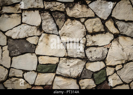 Nature Vintage mur en pavés. arrangement désorganisé Mur de clôture en pierre. l'arrière-plan asymétrique de la nature Banque D'Images