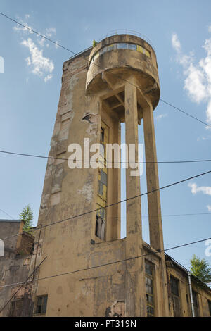 Château d'eau de la 'Krasny Gvozdilshchik' ('Red Carnation") fabrique conçu par l'architecte constructiviste soviétique Yakov Chernikhov (1931) sur l'île Vassilievski à Saint-Pétersbourg, en Russie. Banque D'Images