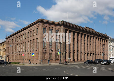 Bâtiment de granit rouge de l'ancienne ambassade impériale conçu par l'architecte moderniste allemand Peter Behrens et construit en 1912-1913 à la Place Saint Isaac à Saint Petersburg, Russie. Architecte allemand Ludwig Mies van der Rohe a servi comme directeur des travaux sur le projet. Banque D'Images