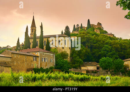 Paysage urbain pittoresque village médiéval de La Roque sur Cèze France Banque D'Images