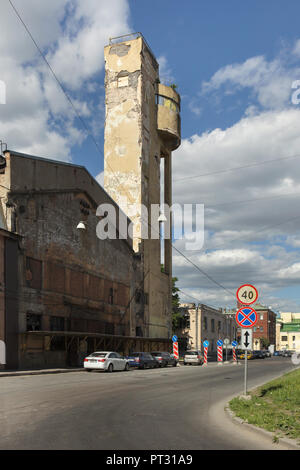 Château d'eau de la 'Krasny Gvozdilshchik' ('Red Carnation") fabrique conçu par l'architecte constructiviste soviétique Yakov Chernikhov (1931) sur l'île Vassilievski à Saint-Pétersbourg, en Russie. Banque D'Images