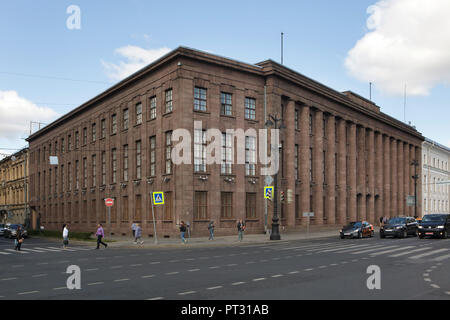 Bâtiment de granit rouge de l'ancienne ambassade impériale conçu par l'architecte moderniste allemand Peter Behrens et construit en 1912-1913 à la Place Saint Isaac à Saint Petersburg, Russie. Architecte allemand Ludwig Mies van der Rohe a servi comme directeur des travaux sur le projet. Banque D'Images