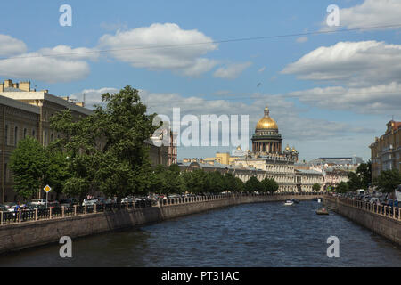 La rivière moïka et la Cathédrale Saint Isaac conçu par l'architecte français Auguste de Montferrand illustrée de l'Potseluyev Bridge à Saint-Pétersbourg, en Russie. Banque D'Images