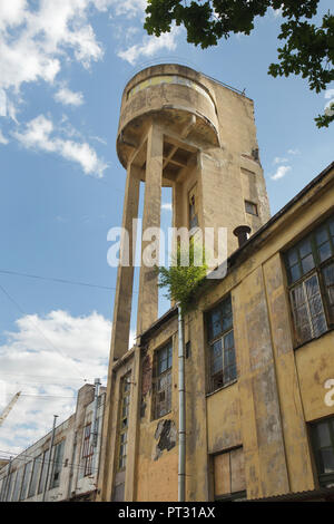 Château d'eau de la 'Krasny Gvozdilshchik' ('Red Carnation") fabrique conçu par l'architecte constructiviste soviétique Yakov Chernikhov (1931) sur l'île Vassilievski à Saint-Pétersbourg, en Russie. Banque D'Images