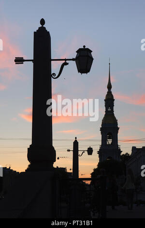 Saint Nicholas conçu par la Cathédrale navale architecte baroque russe Savva Chevakinsky (1753-1762) et le pont sur le Canal Griboyedov en Saint Petersburg, Russie, en photo au coucher du soleil. Banque D'Images