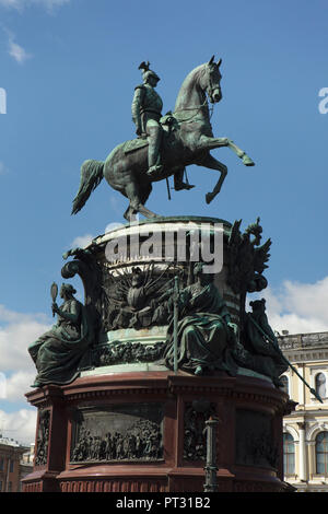 Monument équestre au Tsar Nicolas Ier de Russie conçu par le sculpteur russe Peter Clodt von Jürgensburg (Piotr Klodt) et l'architecte français Auguste de Montferrand dans la Place Saint Isaac à Saint Petersburg, Russie. Banque D'Images