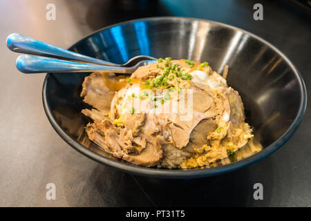 Omelette avec du porc sur le riz et l'oignon œufs brouillés. La nourriture thaïe originale Banque D'Images