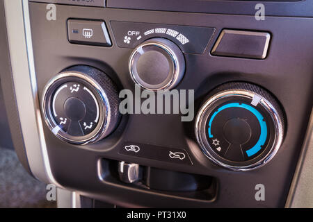 Détail de la climatisation contrôle de bouton à l'intérieur d'une voiture. Banque D'Images