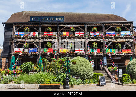 L'Angleterre, Londres, Wapping, St Katharine Docks, Dickens Inn Pub Banque D'Images