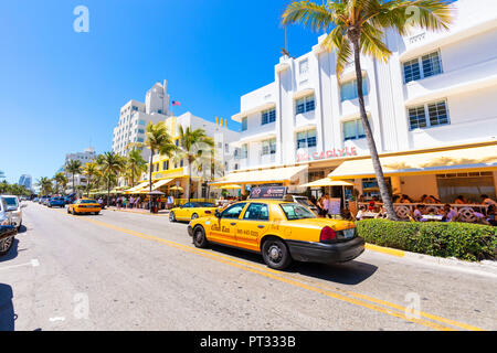 Yellow taxi cab, Ocean Drive, Miami Beach, Floride, USA, Amérique du Nord Banque D'Images