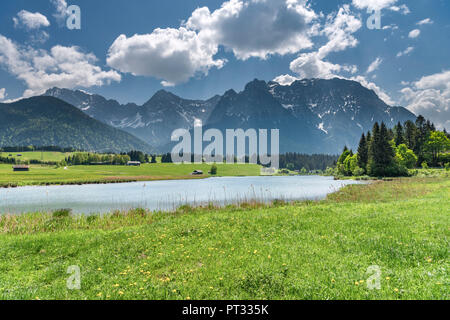 Mittenwald, district de Garmisch-Partenkirchen, Upper Bavaria, Germany, Europe, vue sur le lac Schmalen aux montagnes de Karwendel le Banque D'Images