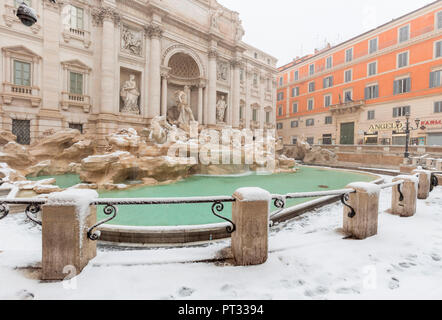 Fontaine de Trevi au cours de la grande chute de neige de Rome en 2018 l'Europe, Italie, Latium, Province de Rome, Rome Banque D'Images