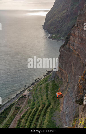 Qui mène les gens au téléphérique Faja dos Padres, Quinta Grande, région de Madère, Portugal, Banque D'Images