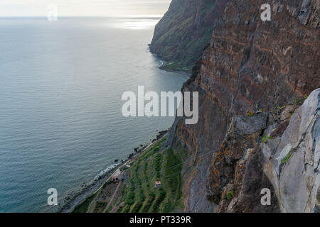 Qui mène les gens au téléphérique Faja dos Padres, Quinta Grande, région de Madère, Portugal, Banque D'Images