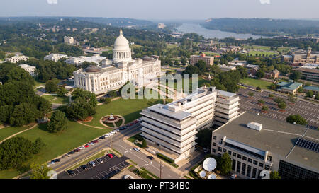 La capitale de l'Etat du Little Rock est éclairé par un soleil brillant près de la tombée de la rivière Arkansas dans l'arrière-plan Banque D'Images
