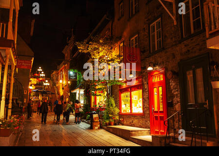 La VILLE DE QUÉBEC, CANADA - 21 août 2012 : les touristes serpentent la basse-ville, rue de la Place Royale de nuit. L'arrondissement historique du Vieux Québec est un W de l'UNESCO Banque D'Images