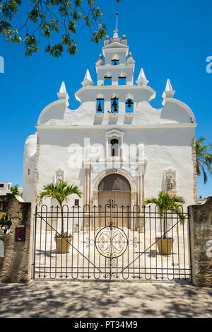 La façade blanche de l'Église Santiago Apostol à Mérida, Mexique Banque D'Images