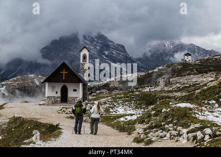 L'Europe, l'Italie, les Alpes, les Dolomites, Montagnes, Belluno, Sexten Dolomites - Cappella degli Alpini Banque D'Images