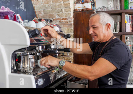 Offre d'attente à la machine espresso dans un vieux café à Cagliari, Sardaigne, Italie Banque D'Images