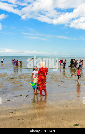 Les familles musulmanes profitant d'une journée sur la plage de Margate, Kent, England, UK Banque D'Images