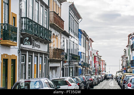 La rue principale d'Angra do Heroísmo sur l'île de Terceira aux Açores Banque D'Images