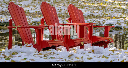 Chaises rouges Zoo de Calgary Alberta Canada Banque D'Images